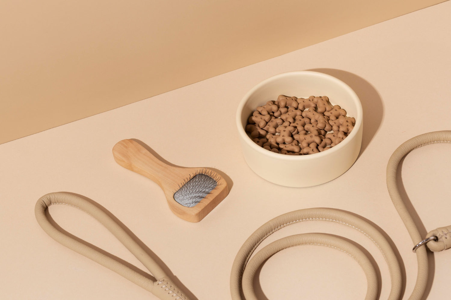 Gyvūnų prekės: plaukų surinkėjas, valgymo dubenėlis ir pavadėlis